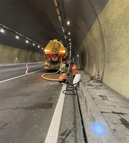 五寨隧道排水渠清淤